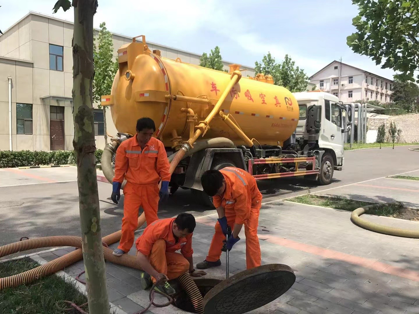 盐都管道疏通车停在窨井附近