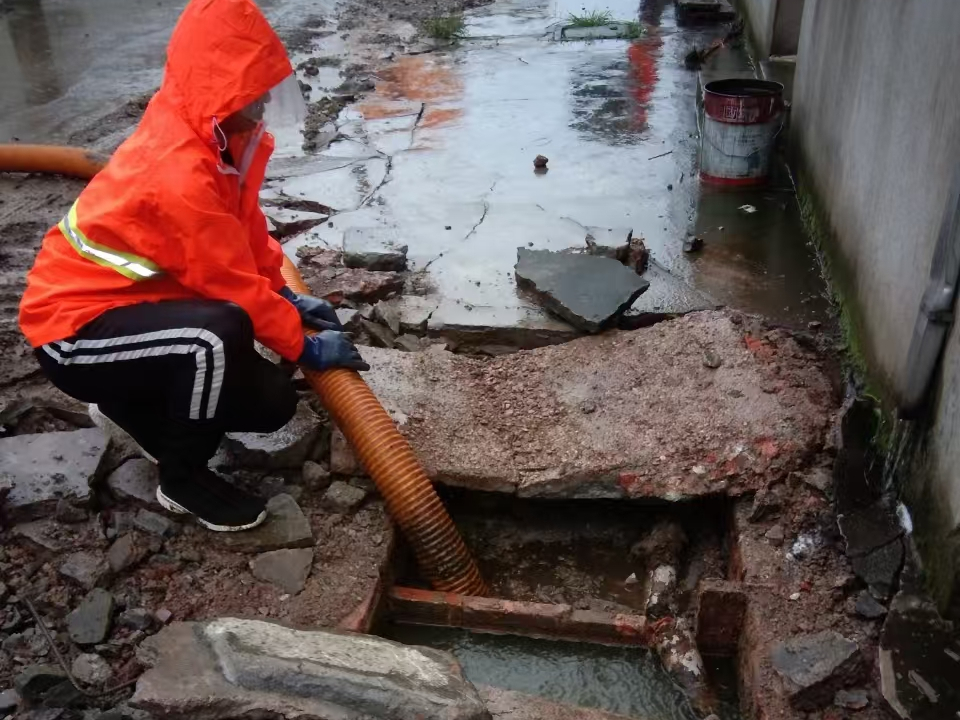 盐都专业清理污水池 炜誉市政以规范流程守护城市 “肠道”