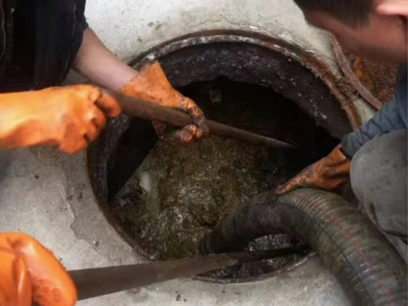 盐都清理化粪池时如何避免沼气的危害？